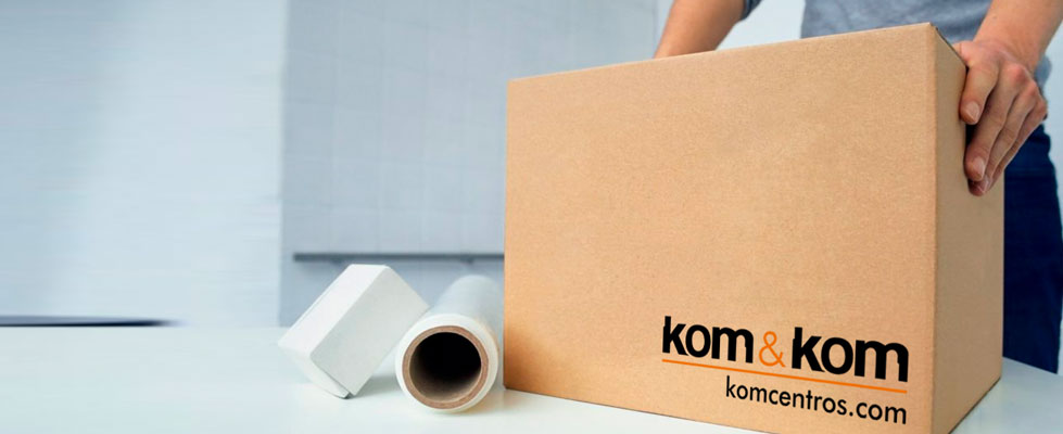 Operario preparano un paquete de Kom&Kom para ser enviado